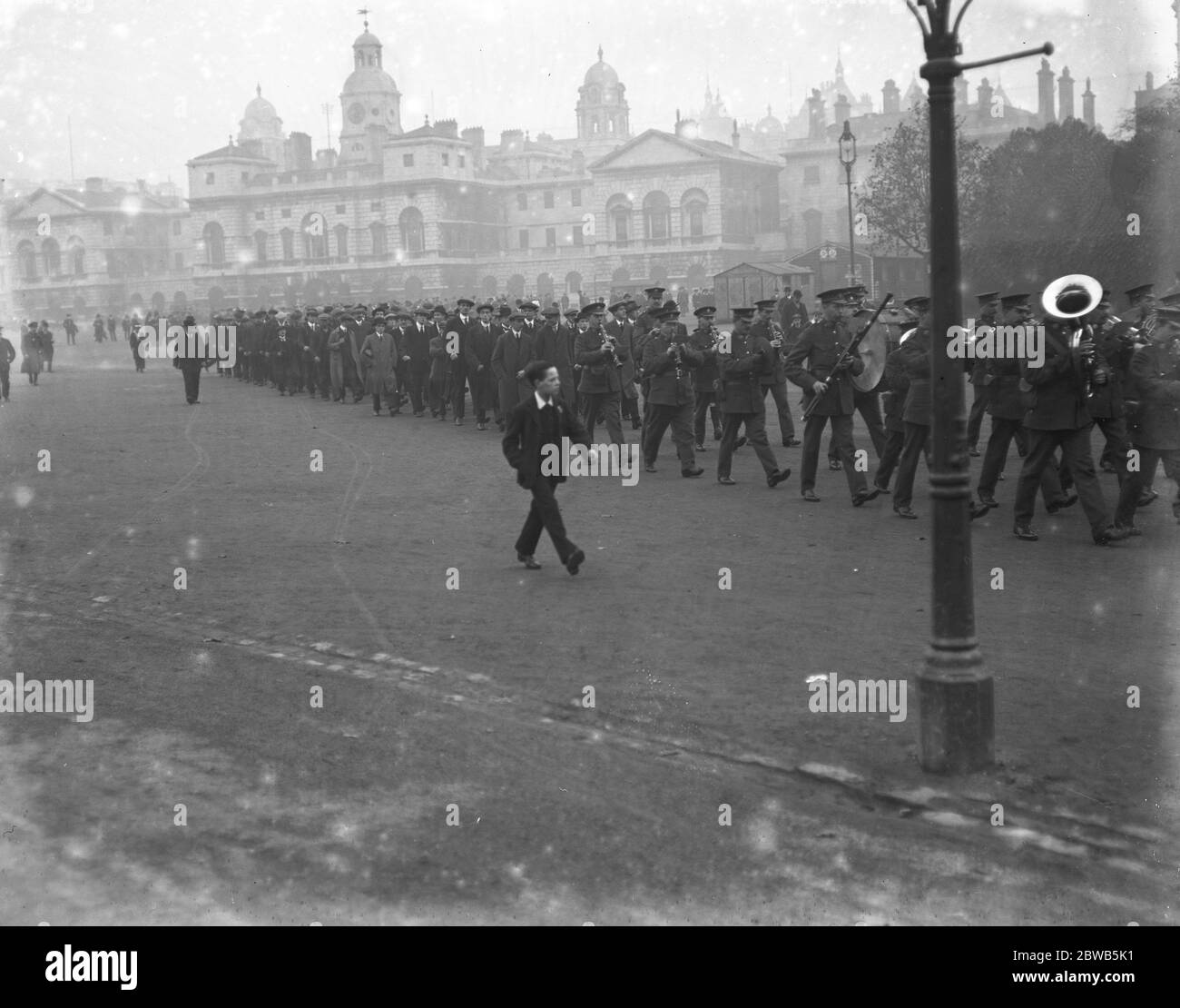 After the murder of Miss Edith Cavell a line of marching recruits after leaving Whitehall , London . 1915 Stock Photo