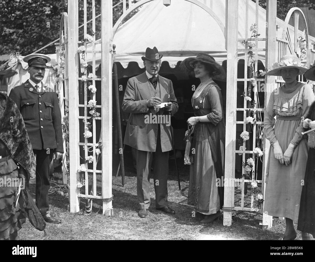 At a theatrical garden party , Mr Allan Aynesworth ( left centre ) and Miss Lilian Braithwaite ( right centre ) in ' My Lady Nicotines Bower ' . 30 May 1919 Stock Photo