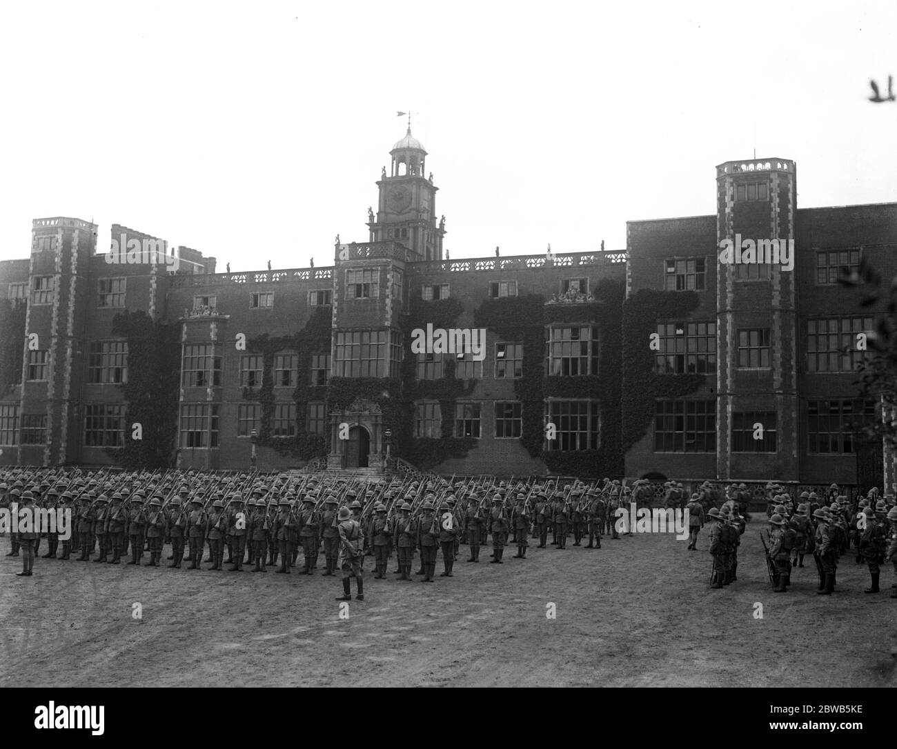 Inspection of the 10th London Regiment at Hatfield House , Hertfordshire , by Brigadier General C De Winton and Major General Inglefield . The regiment drawn up outside the house . 1914 - 1918 Stock Photo
