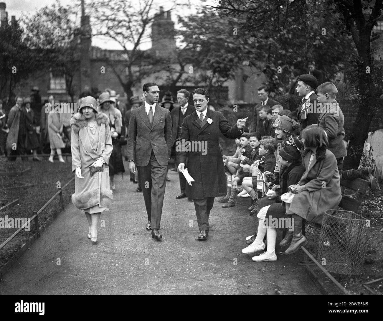 The Duke and Duchess of York with the warden ( Rev J W Graves ) on their visit to the Browning Settlement , Walworth , London . 23 May 1928 Stock Photo