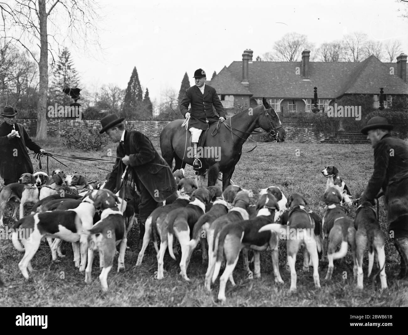 Meet of the New Forest staghounds at Fountain Court , Brook . 20 November 1922 Stock Photo