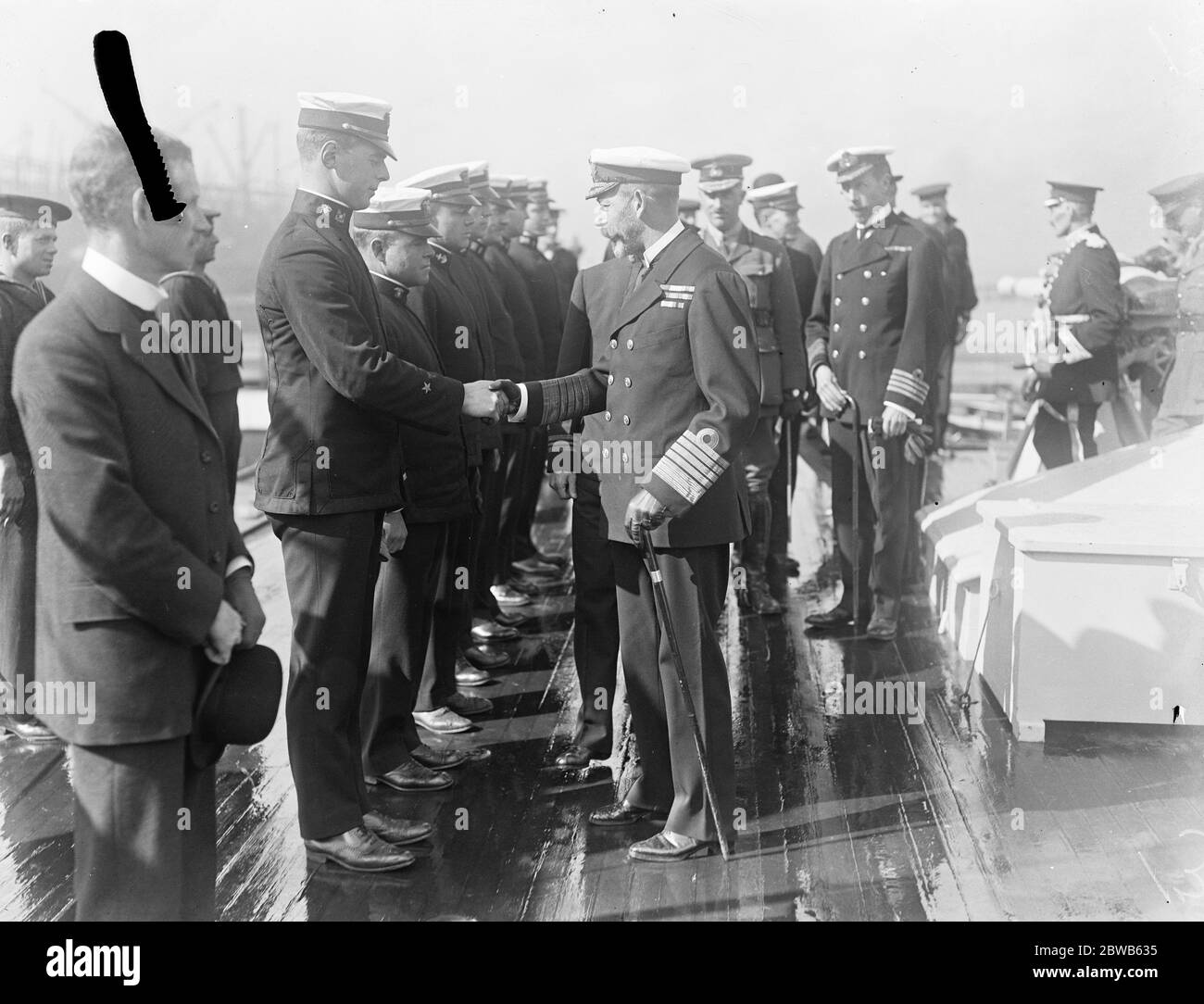 The King 's visit to Glasgow . Shaking hands with American Naval officers . 17 September 1917 Stock Photo