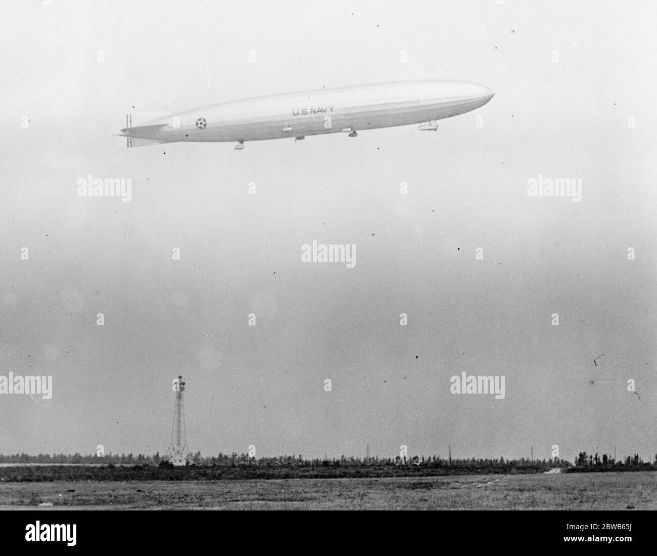 On its way across the country . This view of the airship , ' Shenandoah ' was snapped a few minutes after it left its hangar at Lakehurst , for its transcontinental trip . 15 October 1924 Stock Photo