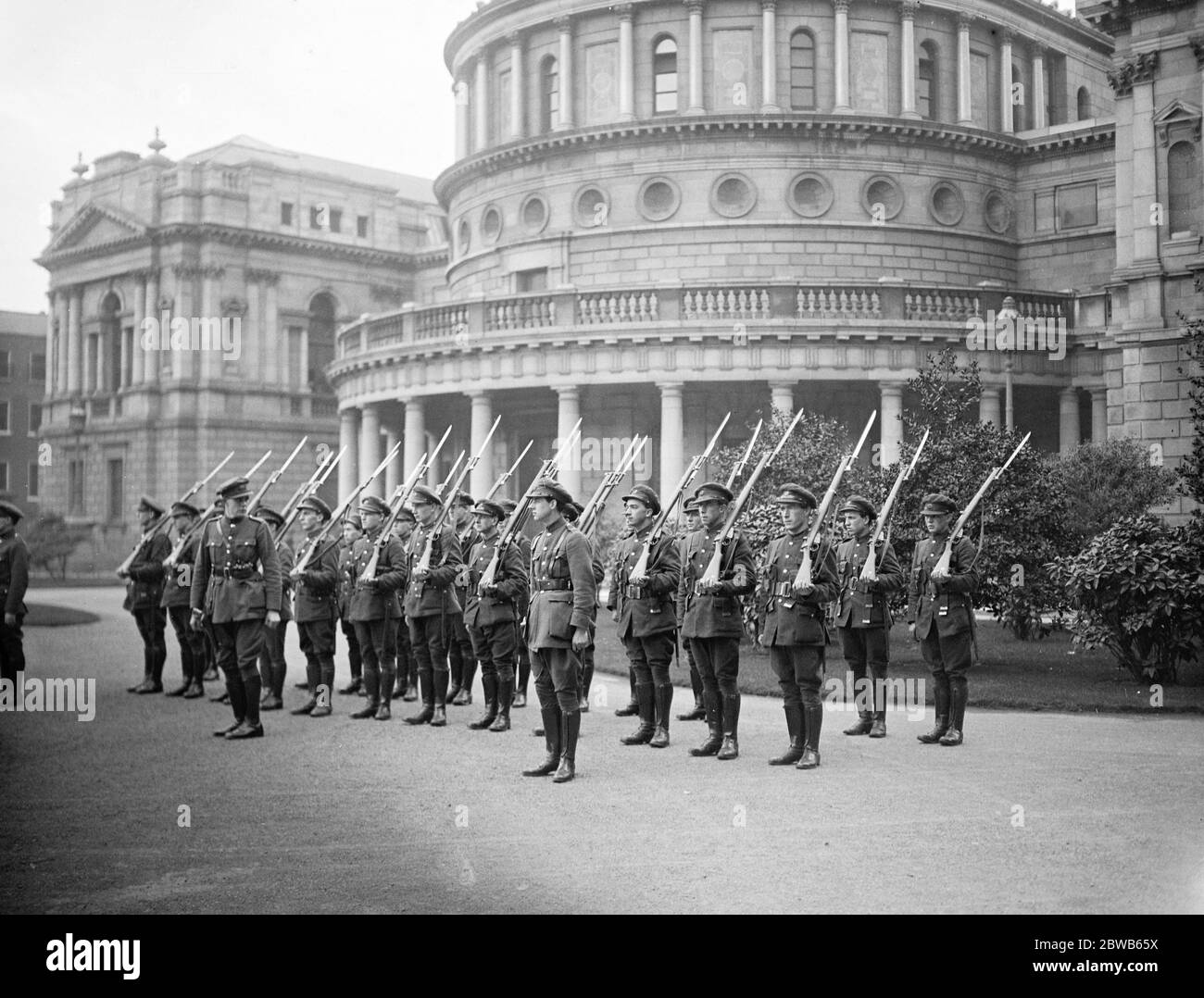 Irish Governor General 's first speech to both houses at Dublin . The first National Army Guard of Honour at the Senate House . 13 December 1922 Stock Photo