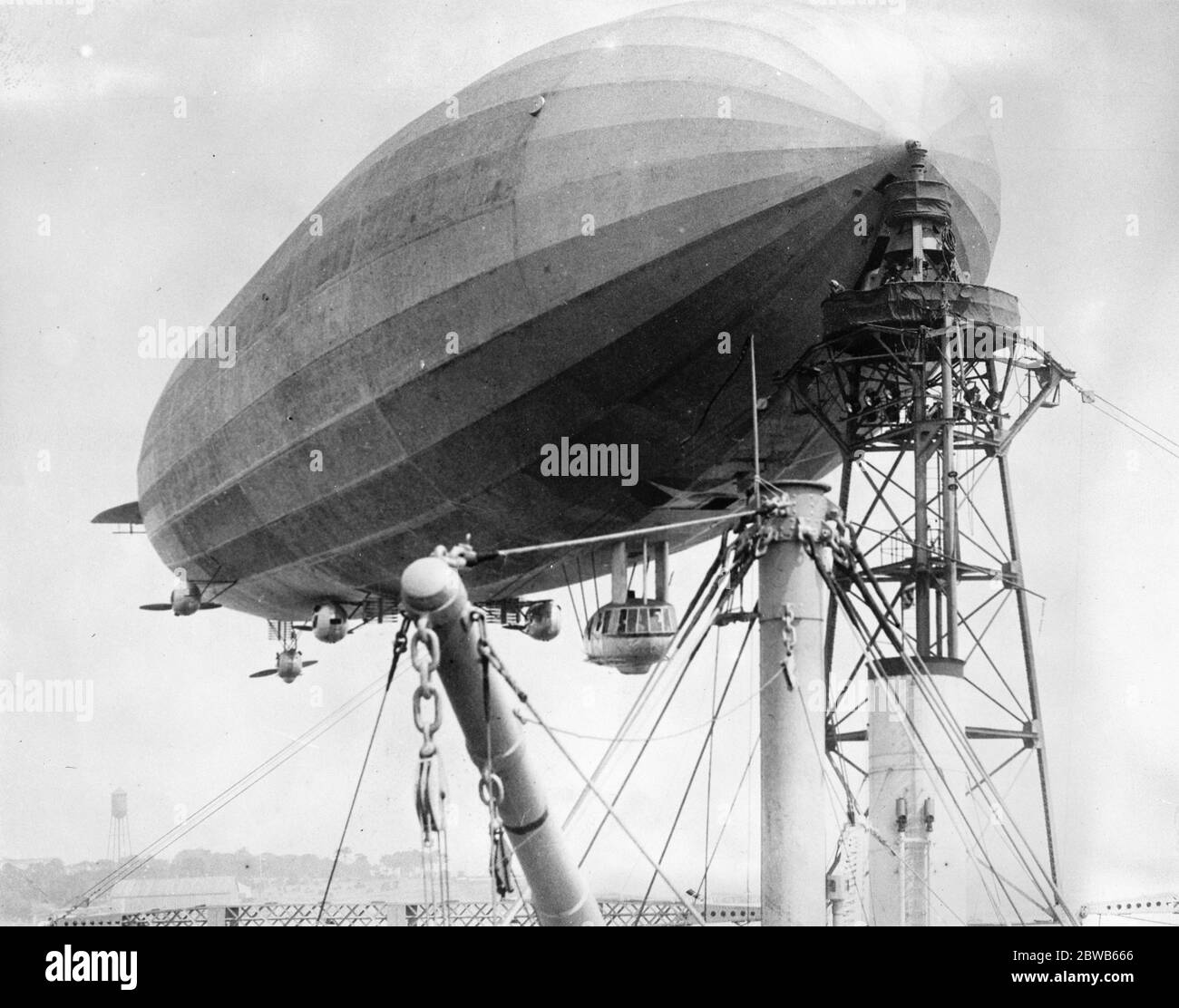 Great American airship  Shenandoah  in remarkable mooring tests . The great American airship  Shenandoah  was recently moored to the naval airship tender , USS Patoka , in order to test the feasibility of this operation . 19 August 1924 Stock Photo