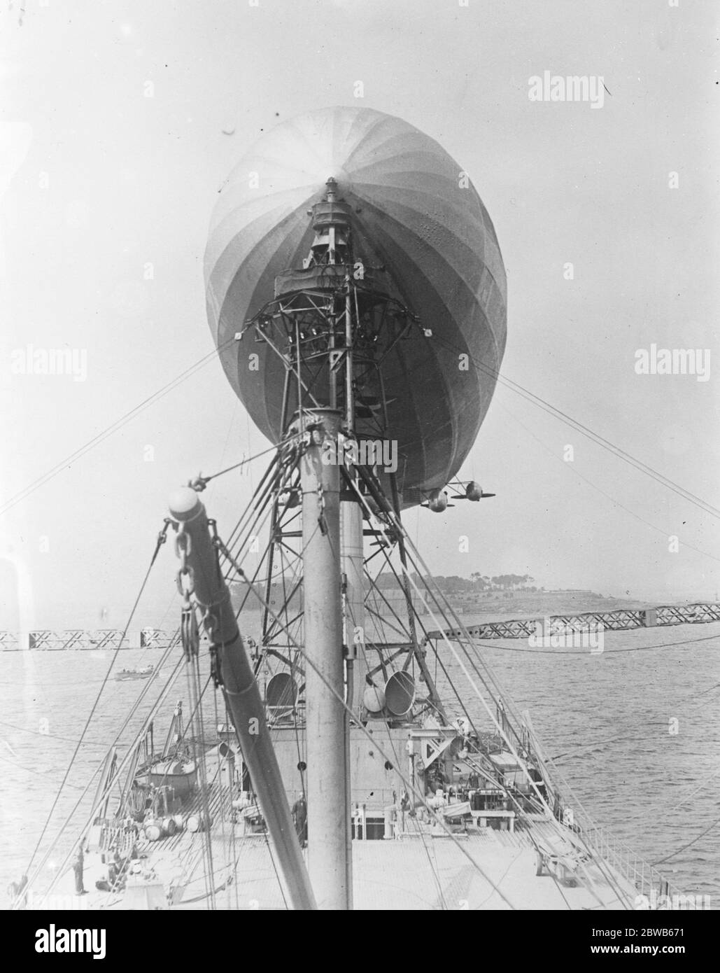 Great American airship  Shenandoah  in remarkable mooring tests . The great American airship  Shenandoah  was recently moored to the naval airship tender , USS Patoka , in order to test the feasibility of this operation . 19 August 1924 Stock Photo