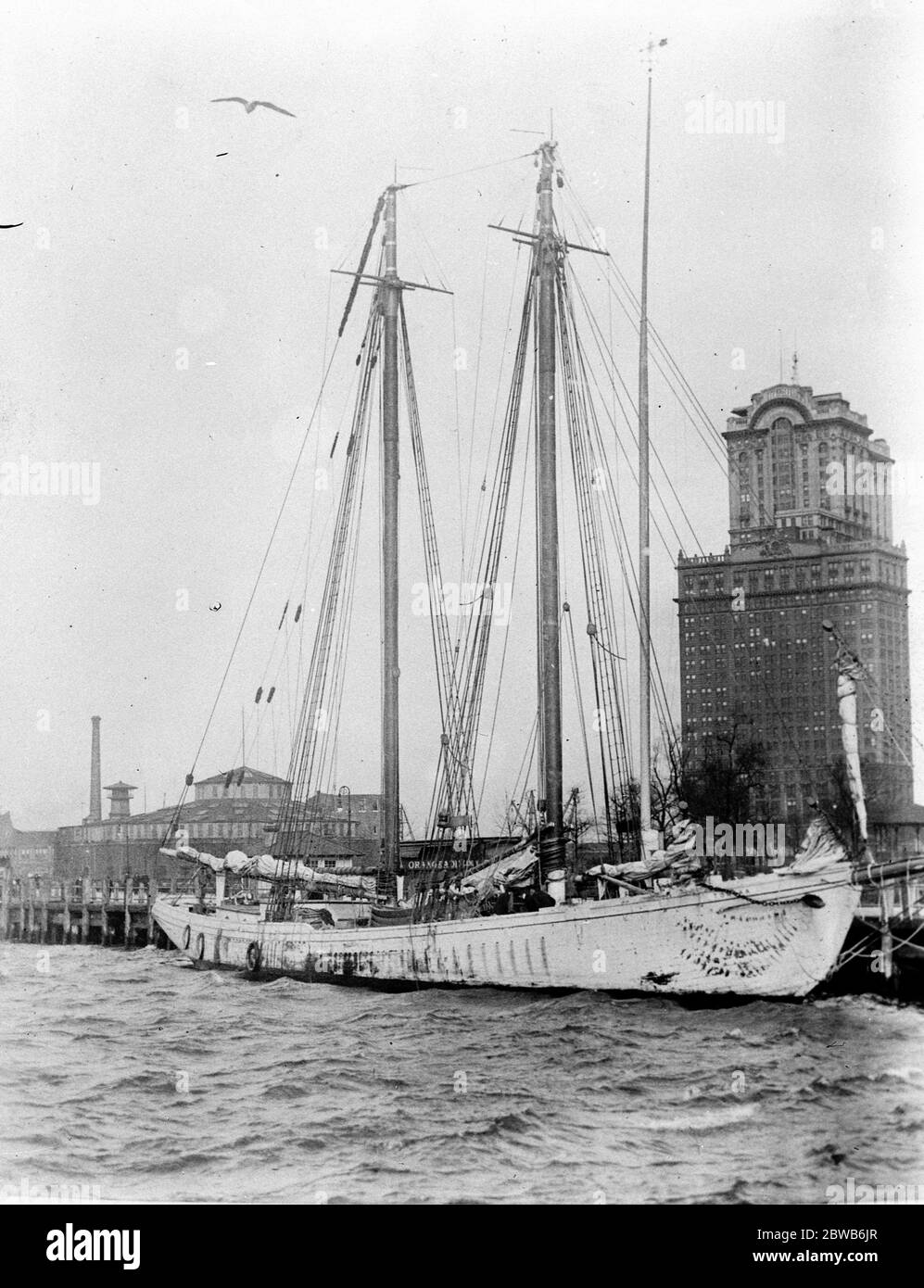 Queen of the rum fleet captured after a battle in New York . The ' Tomaka ' , the ' Queen of the Rum ' fleet was captured after a stiff battle with a government cutter , which fired across her bows . The crew and captain , 100 , 000 dollars in cash , and two machine guns were captured 4 December 1923 Stock Photo