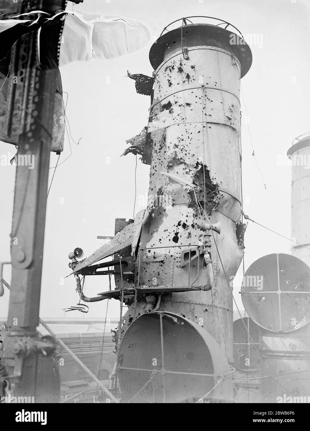HMS Vindictive was a British protected cruiser . On 23 April 1918 she was in fierce action at Zeebrugge when she went alongside the Mole and her upperworks were badly damaged . The Fore funnel 1918 Stock Photo