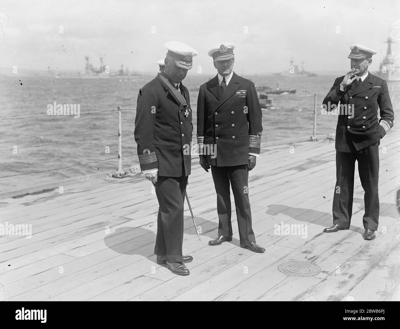 Admiral Beatty chatting to Admiral Sir Hugh Evan Thomas who was knighted by the King ( today ) . June 1917 Stock Photo