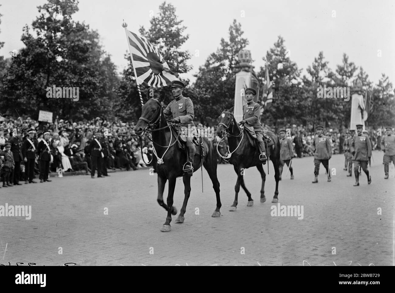 The Great Victory March . Colonel S Abe , of the Japanese Army passing through the Mall during the parade . 19 July 1919 Stock Photo