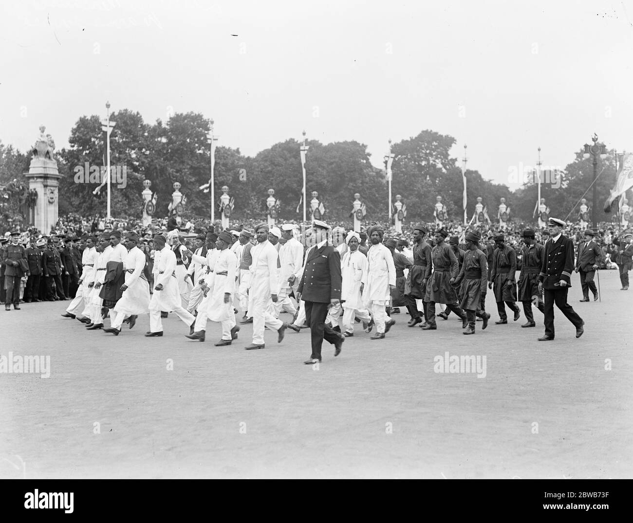 Today ' s great victory march . Lascars in the Mercantile Marine contingent passing the Queen ' s Gardens in front of Buckingham Palace . 19 July 1919 Stock Photo