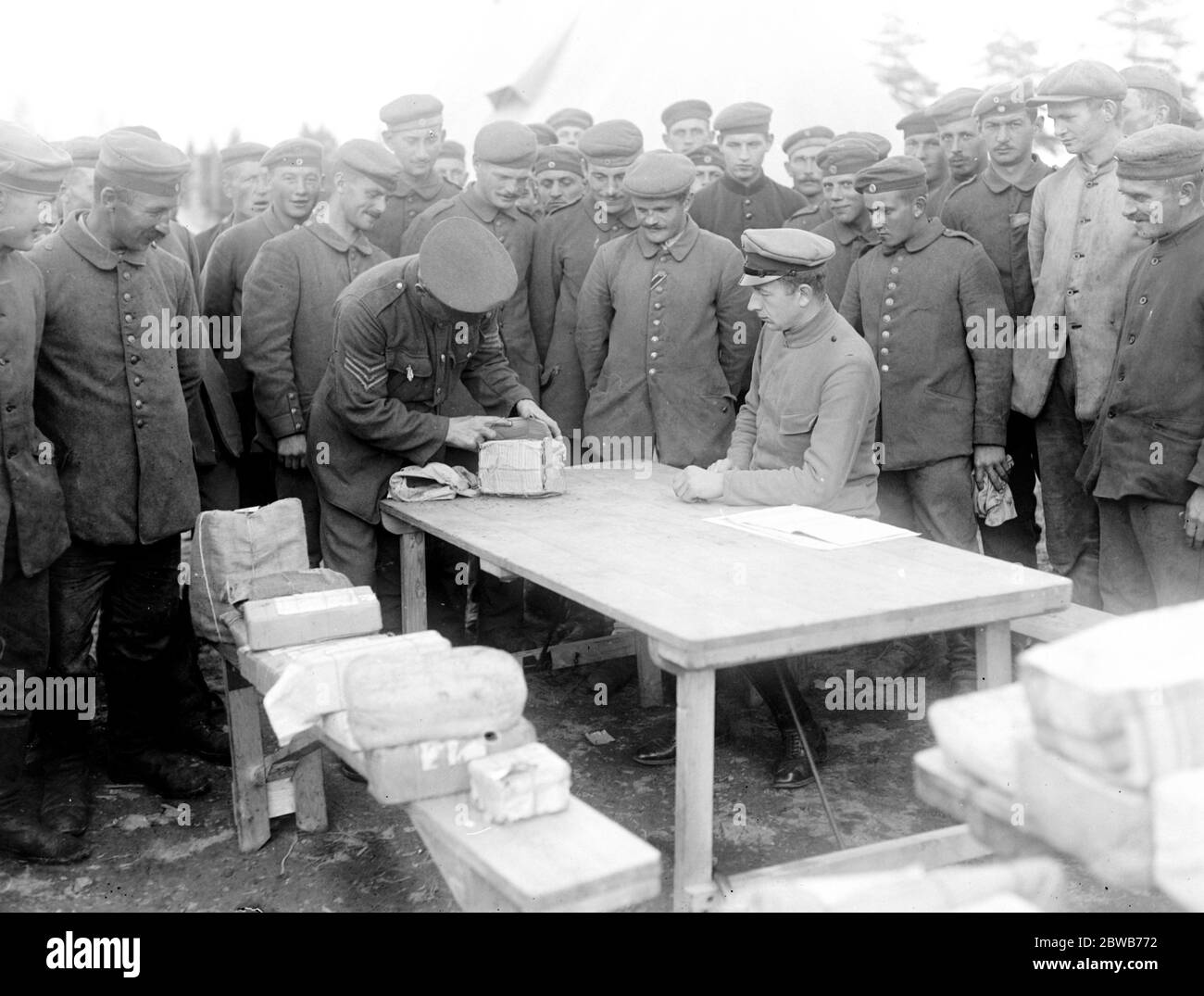 German prisoners of war receive parcels from home at Holmbury , Surrey . 1917 Stock Photo