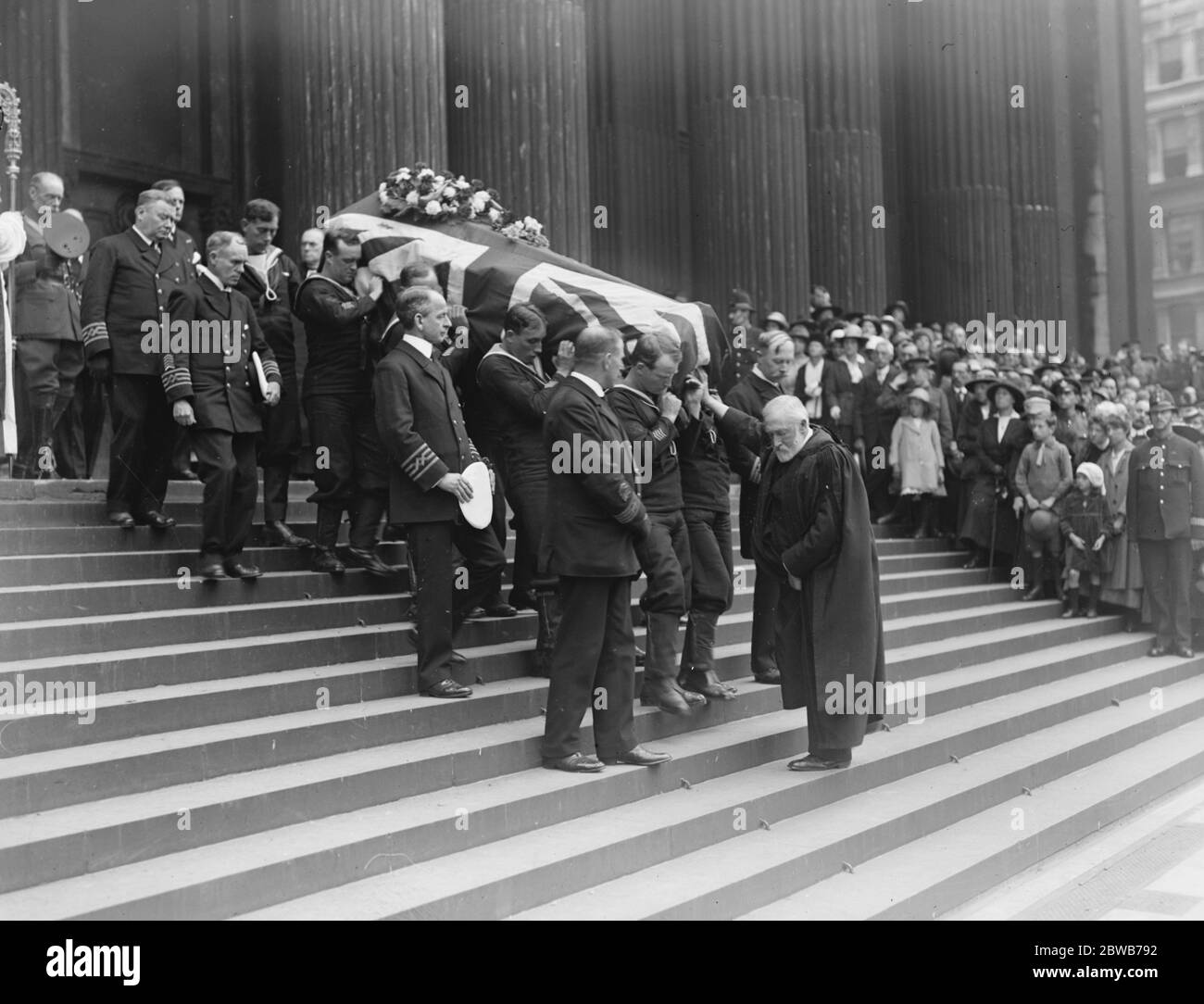 Funeral of Captain Charles Algernon Fryatt , who was shamefully executed by  the Germans in 1916 . His funeral was held at St Paul ' s Cathedral .  Hundreds of merchant seamen