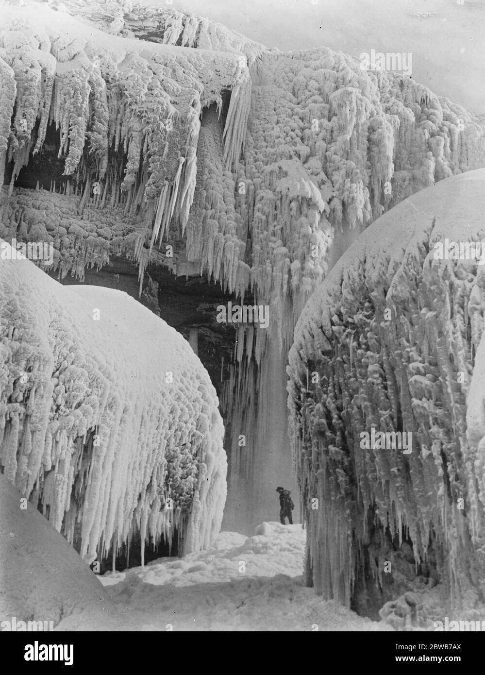 Niagara in winter ' s grip A striking study of the frozen Niagara Falls 8  December 1925 Stock Photo - Alamy