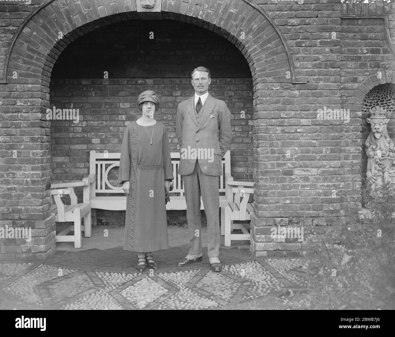 Lord Carnegie and his bride ( Princess Maud ) spend part of their honeymoon at Hull place , Sheldon , Deal 16 November 1923 Stock Photo