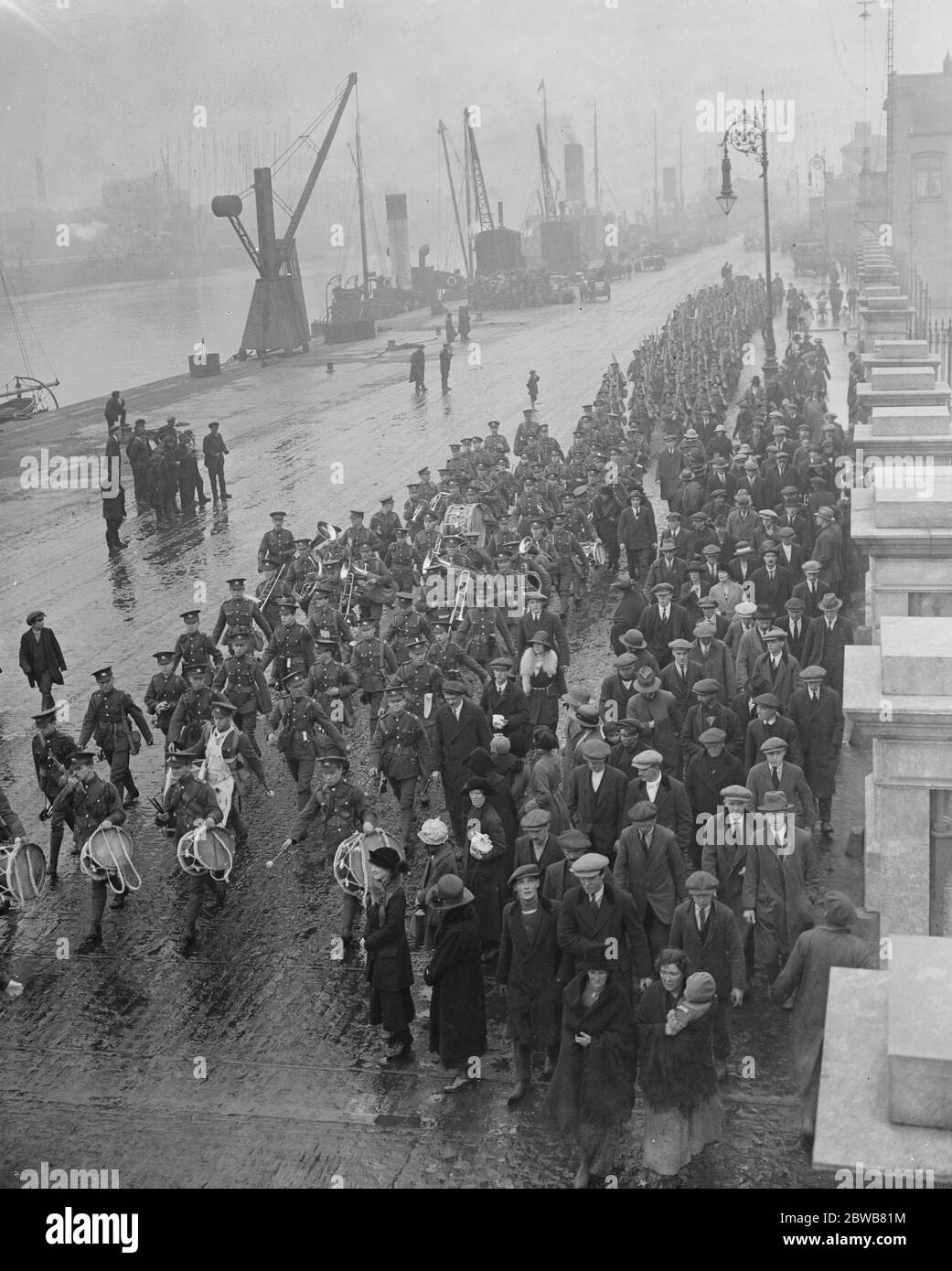 Scenes at Dublin as British troops evacuate Ireland . An embarkation scene 15 December 1922 Stock Photo