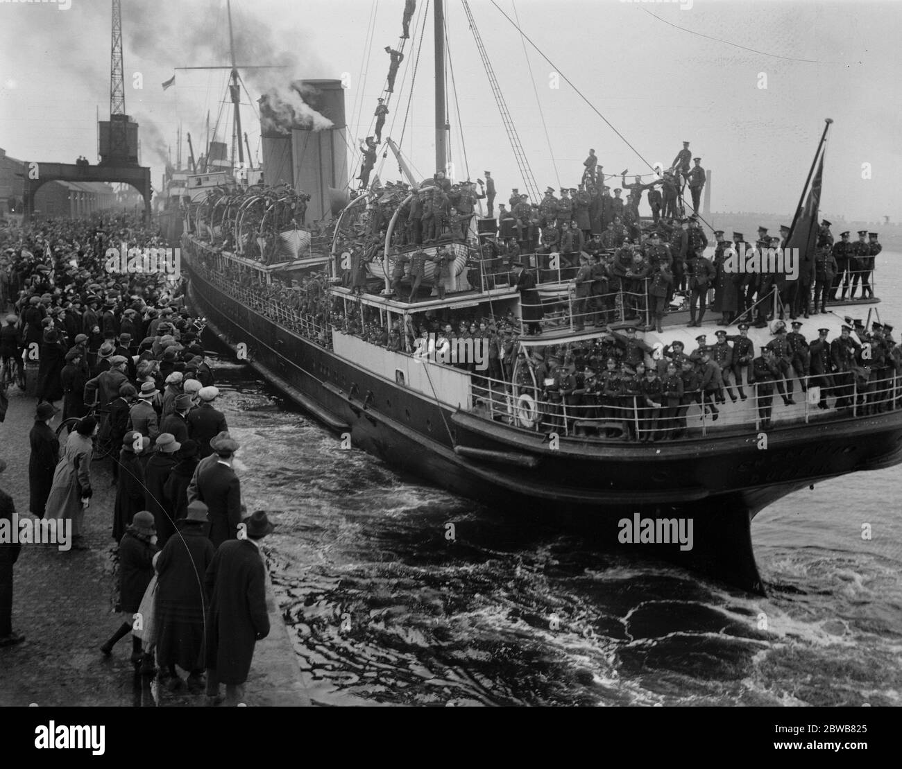 Dublin ' s wonderful farewell to British troops . The scene at the quayside as the troopship moved away . 15 December 1922 Stock Photo