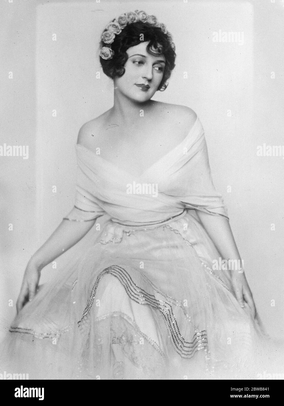 Italy ' s prettiest woman , who has become a film star at a salary described as ' Fantastic ' . Signorina Carmel Myers , who has been engaged by a Rome syndicate at a salary never before approached in Italy . Signorina Myers is renowned throughout the country as having twice secured premier honours in a national beauty competition . 26 November 1924 Stock Photo