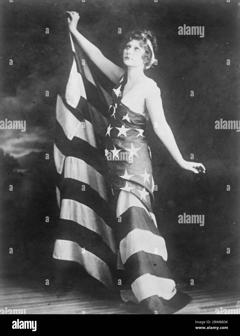 Mrs Helen Woodruff draped in the American flag . 1924 Stock Photo