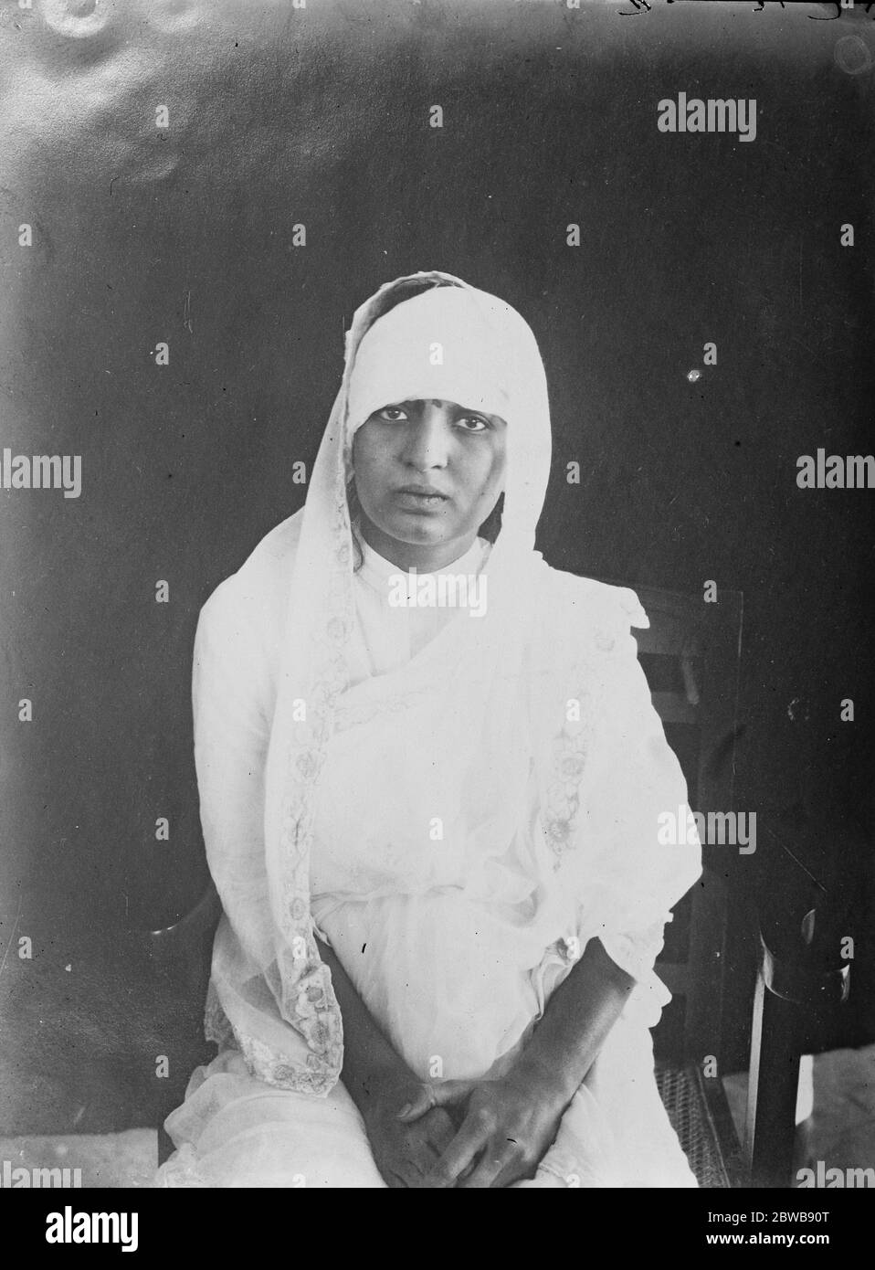 The first photgraph of Mumtaz Begum after Bombay attack . The first photgraph of Mumtaz Begum , the Indian dancing girl after the attempted abduction in Bombay . Knife cuts on her forehead are bandaged . 2 February 1925 Stock Photo
