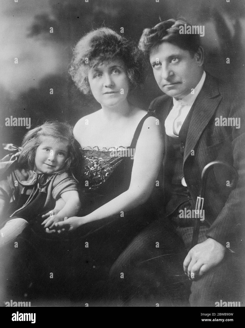 America ' s blind Senator . Thomas D Schall , the blind Senator of Minnesota , with his wife and daughter . 28 January 1925 Stock Photo
