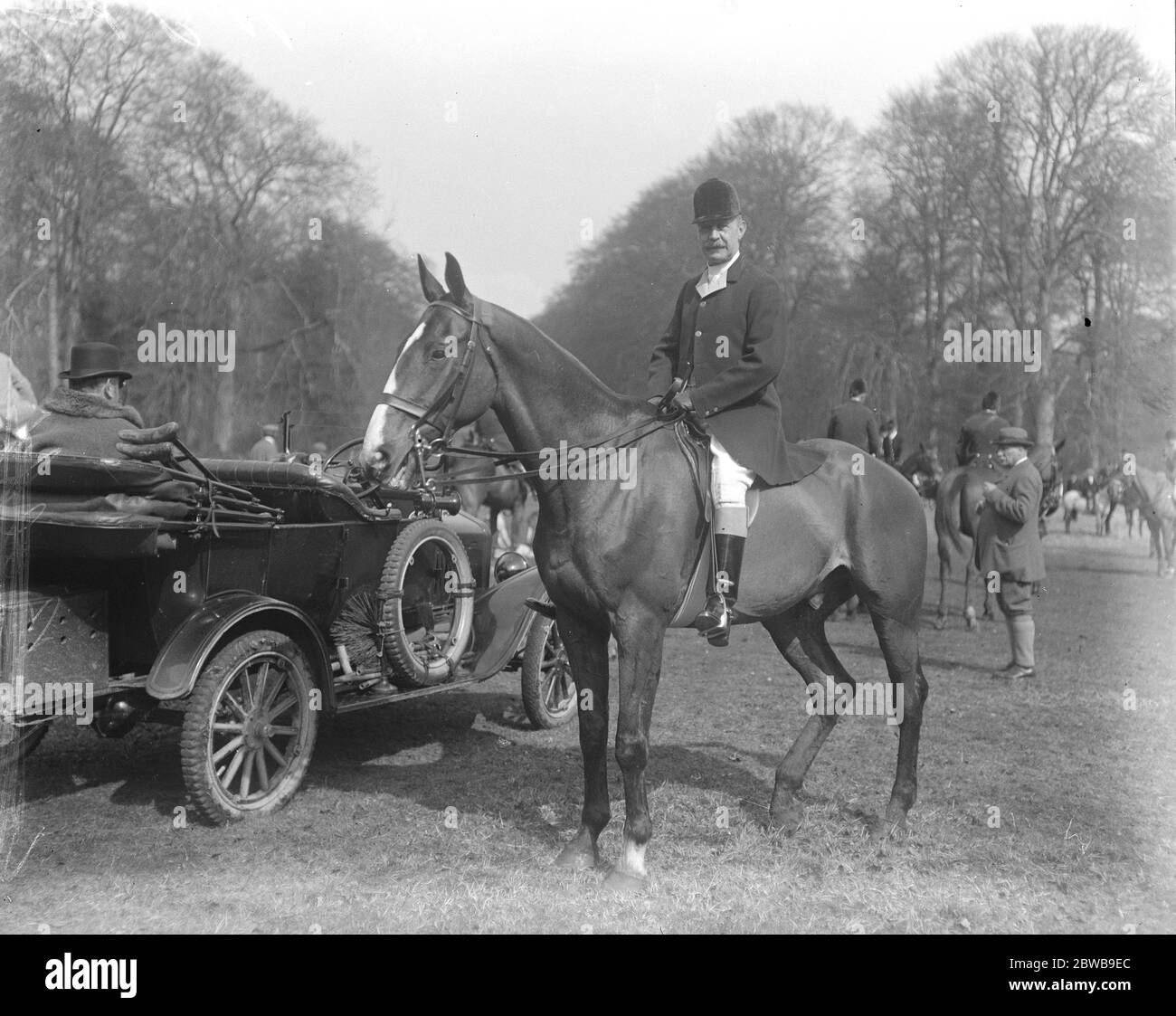 An Easter meet of the Duke of Beaufort ' s Hounds was held at Cirencester , Gloucestershire . Lord Bathurst 30 March 1923 Stock Photo