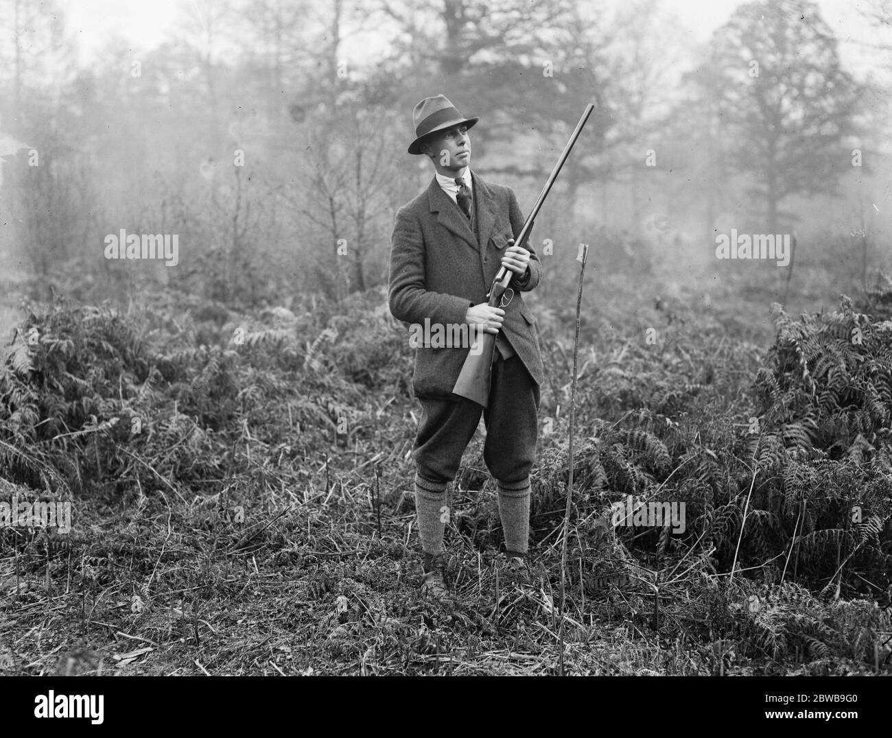 Marquess of Ailesbury ' s shooting party at Savernake Forest , Marlborough , Wiltshire . Lord Cardigan 23 November 1922 Stock Photo