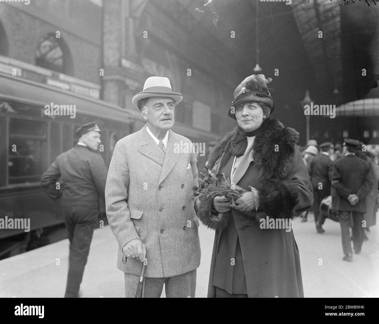 Mme Hilda Roosevelt , niece of the late Theodore Roosevelt , arrived at Victoria Station , to sing at La Scala in Mr Isidore de Lara ' s opera  The Three Musketeers  . With Mme Roosevelt is Mr Isidore de Lara . 9 June 1924 Stock Photo