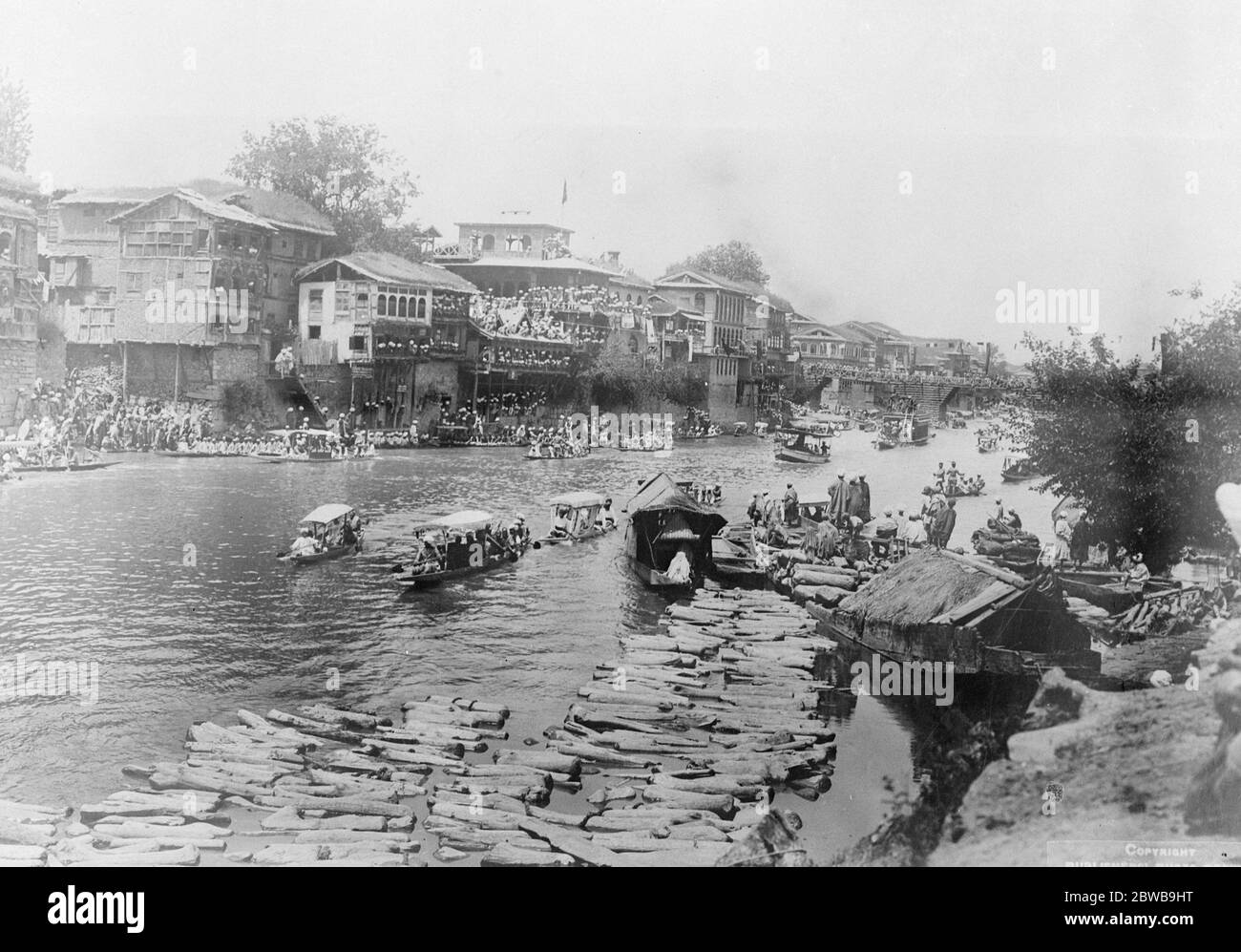 Srinagar , Kashmir , India . Festival Day in Srinagar due to the return of the Maharaja from his winter sojourn at Jammu ( low country ) . 4 December 1924 Stock Photo