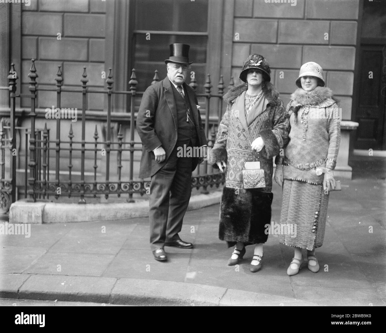 Private view day at the Royal Academy . Sir Charles and Lady Walpole and their daughter . 3 May 1924 Stock Photo