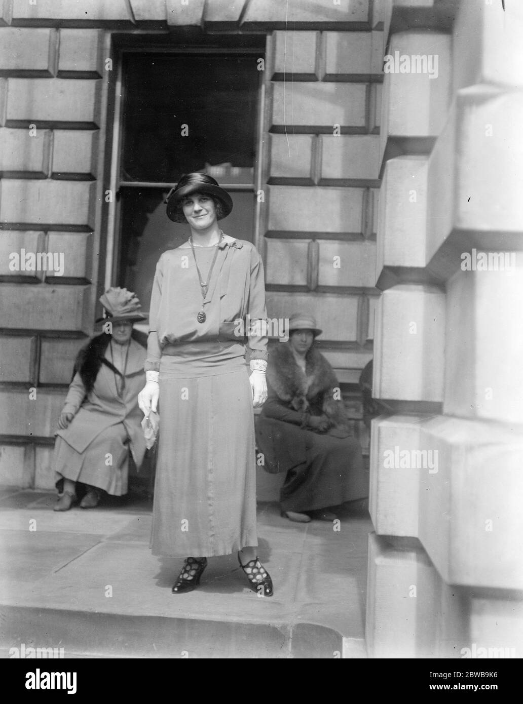 Private view day at the Royal Academy . The Countess of Clancarty . 3 May 1924 Stock Photo