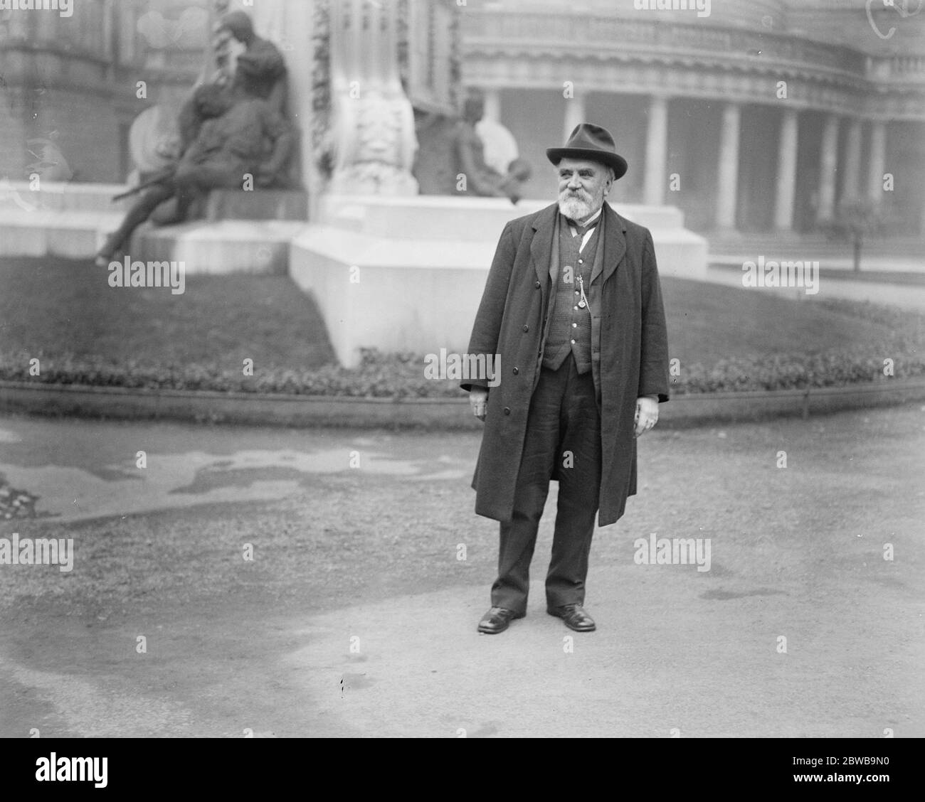 First meeting of the Irish Free State senate in Dublin . Sir John Griffiths arriving . 12 December 1922 Stock Photo