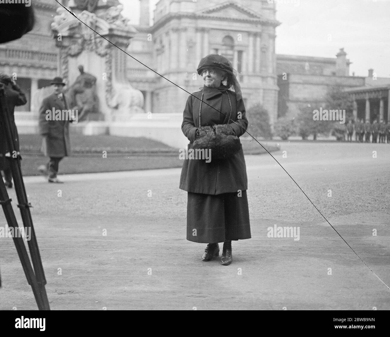 Irish Governor General 's first speech to both houses at Dublin . The Dowager Countess Desart arriving . 13 December 1922 Stock Photo