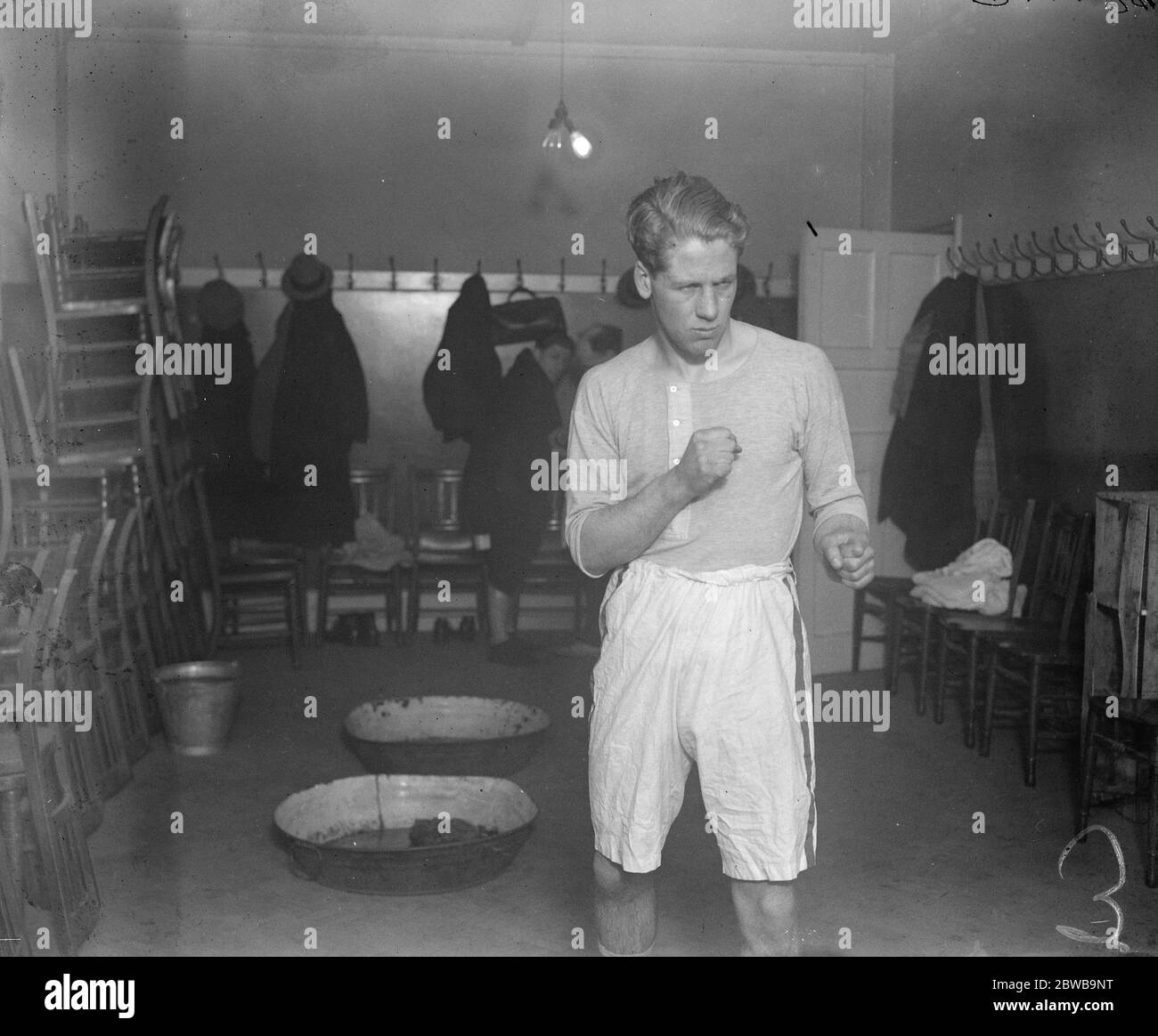 Oxford University beat the army in boxing match at Oxford Town Hall . The Marquess of Clydesdale ( Balliol ) , who knocked out Captain A J Jarman ( Prince of Wales Volunteers ) in the first round of the welter weights . 26 February 1924 Stock Photo