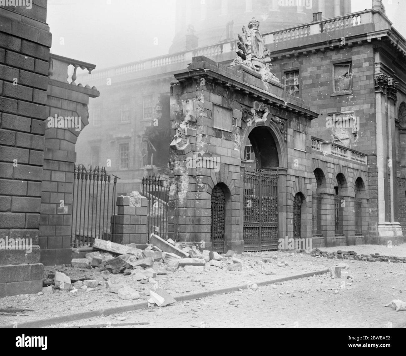 The Great Battle of Dublin . The capture of the Four Courts in Dublin . The gap torn in the front of the Four Courts showing the damage near the main entrance under the Dome . 1 July 1922 Stock Photo