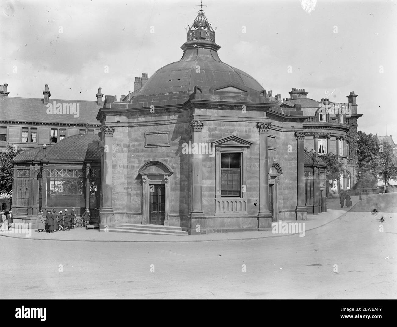 taking-the-cure-at-harrogate-yorkshire-the-pump-room-and-bath-house-19-august-1922-stock