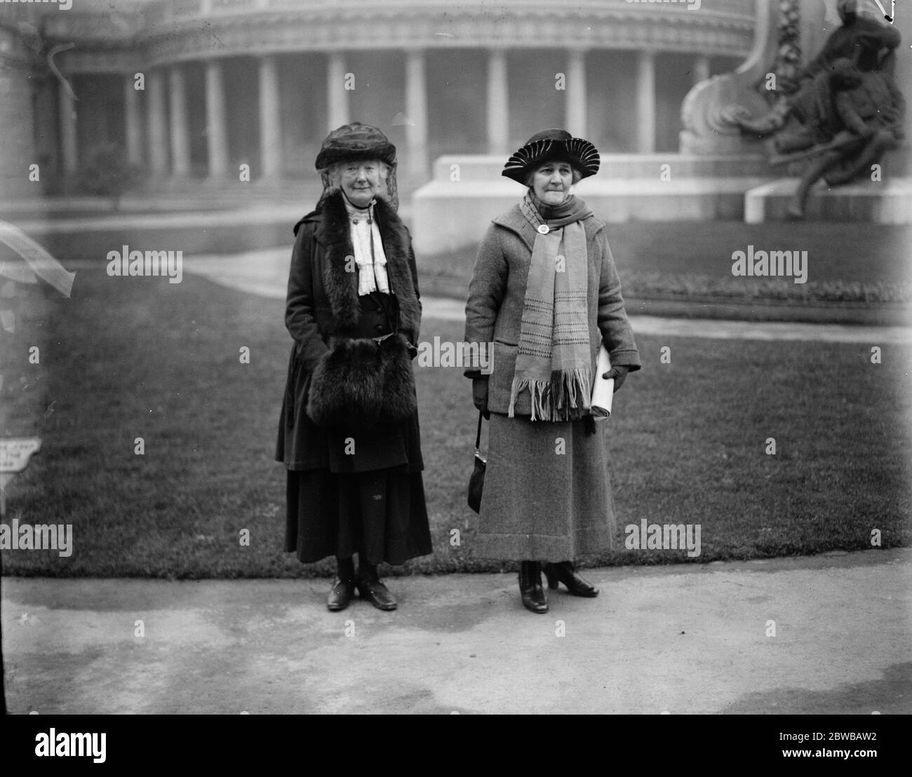 First meeting of Irish Free State Senate in Dublin . Mrs Stopford Green and Mrs Eileen Costello arriving . 12 December 1922 Stock Photo