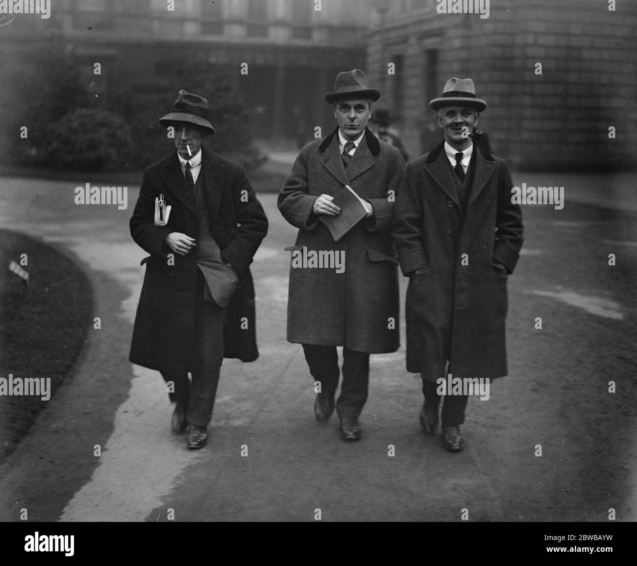First meeting of Irish Free State Senate in Dublin . ( Left ) Cathal O'Shannon and ( centre ) W Johnson arriving . 12 December 1922 Stock Photo