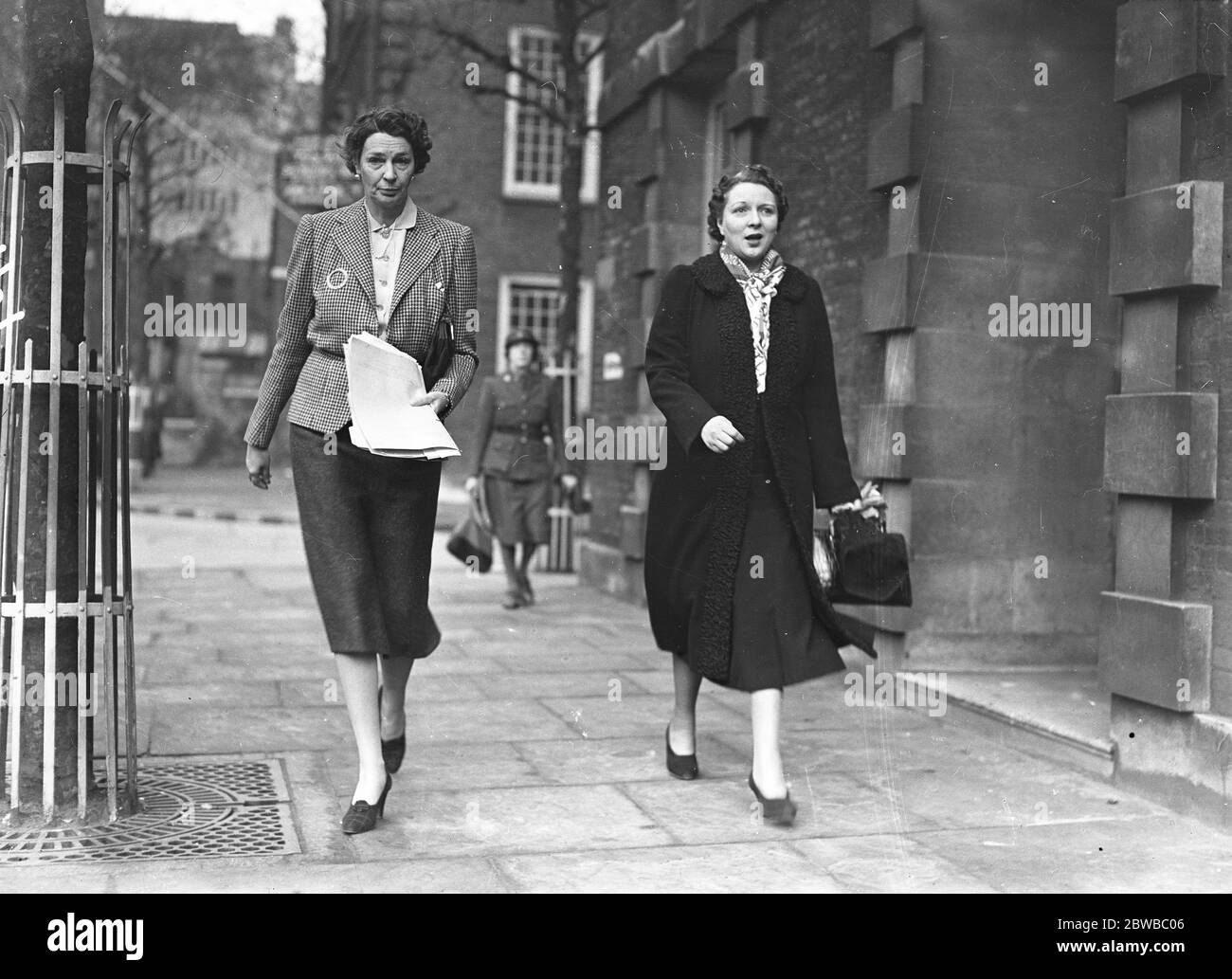 Lady Hanbury and MME Grippenberg ( wife of the Finnish Ambassador ) 1939 Stock Photo