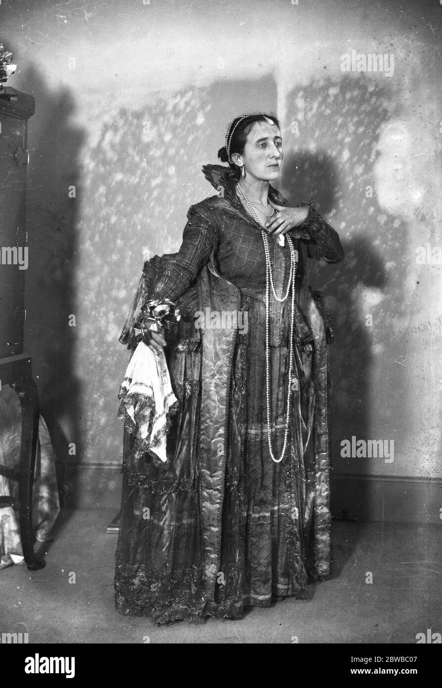 Mrs Malone , wife of captain L ' Estange Malone M P in her costume for the Half Circle Club Ball . She appeared as Queen Elizabeth Daily Sketch 10th January 1924 Stock Photo