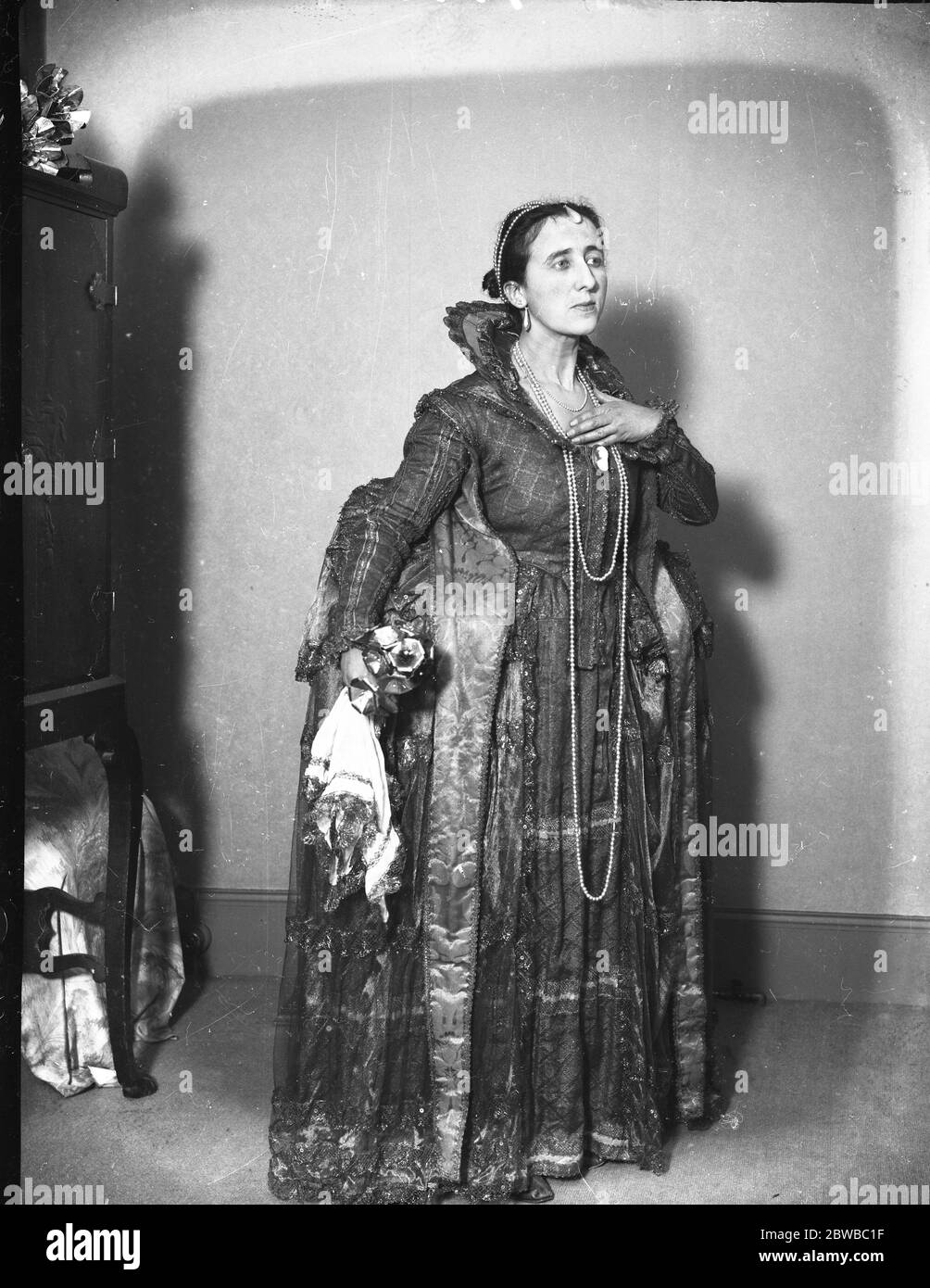 Mrs Malone , wife of Captain L ' Estrange Malone , M P in her costume for the Half Circle Club Ball . She appeared as Queen Elizabeth I 10 January 1924 ( Daily Sketch ) Stock Photo