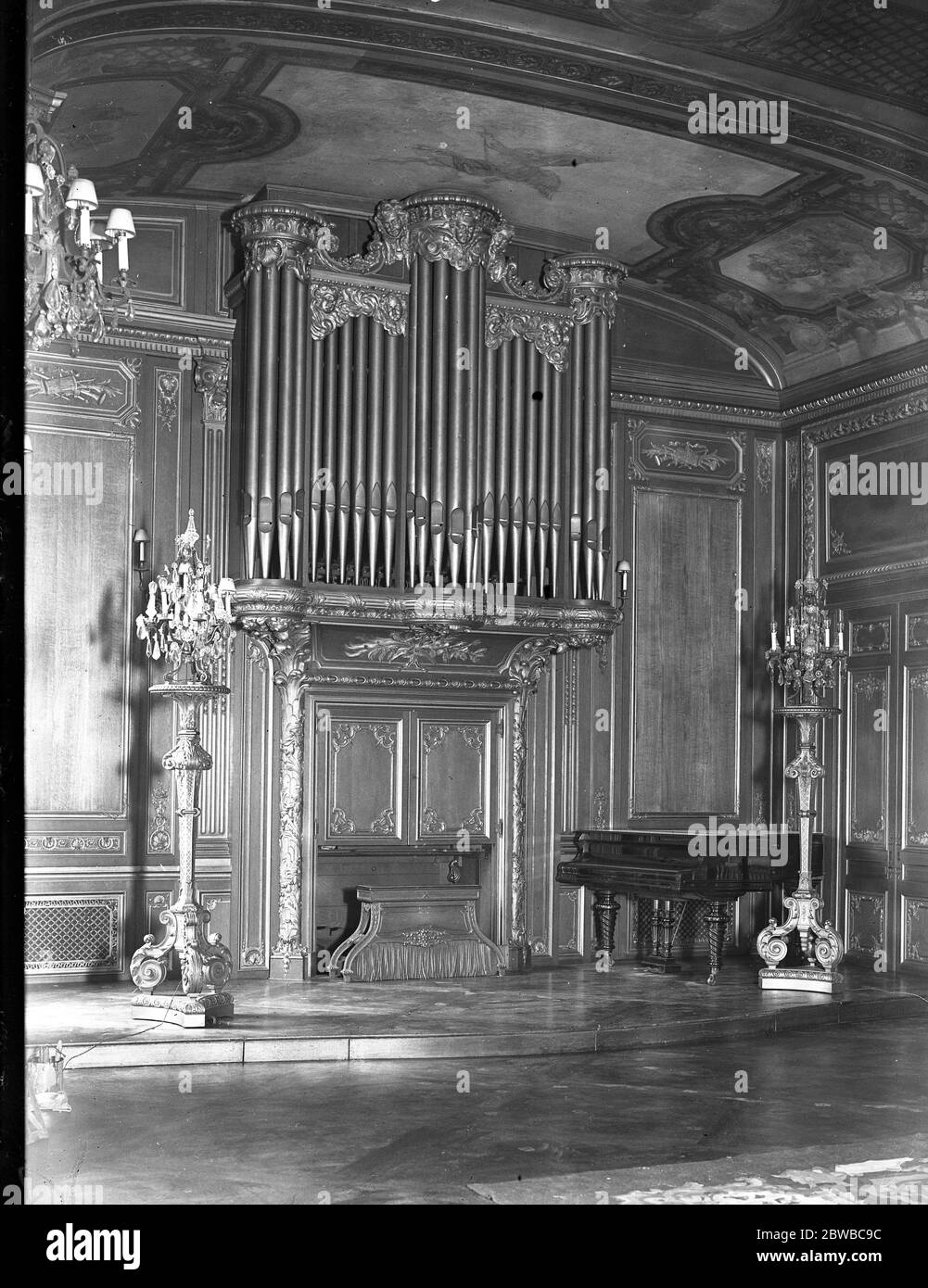 The American Women ' s Club at 46 , Grosvenor Street ( formerly Residence of Sir Edgar Speyer ) , London . The £30 , 000 organ in the ballroom . 26 June 1923 ( Daily Chronicle ) Stock Photo