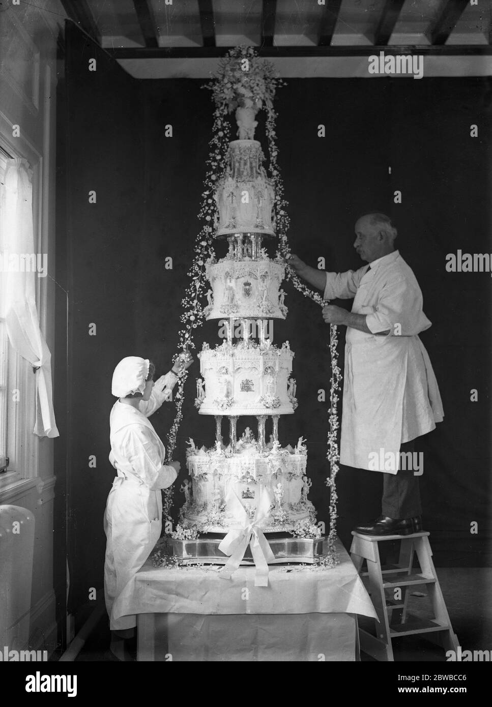 Wedding of the Duke of Kent and Princess Marina . The Royal wedding cake , by McVitie and Price , 9 feet high and weighing some 800 lbs , the four tiers are separated by solid silver pillars , its style semi grecian . Stock Photo