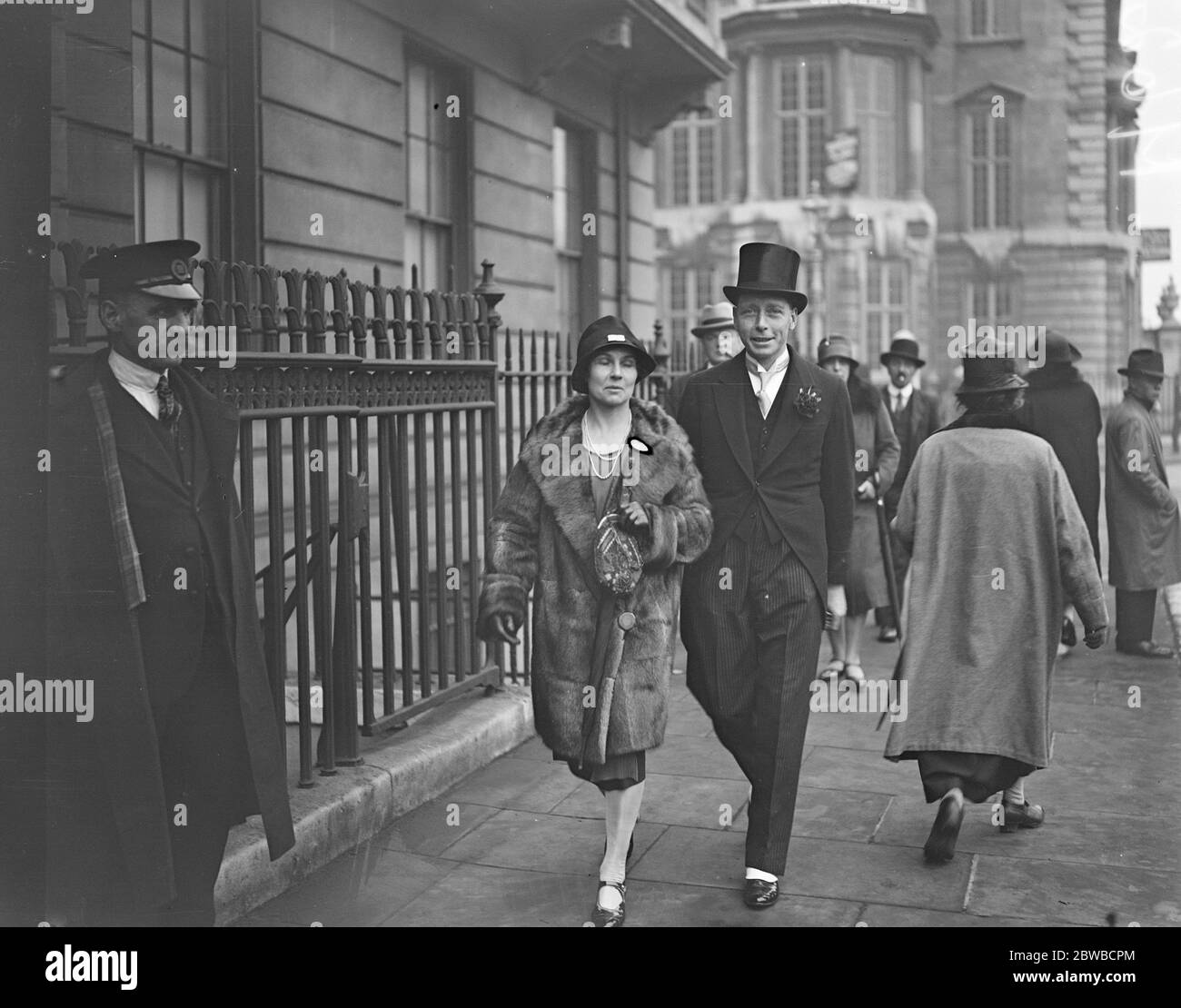 Guests arriving for the Roper Curzon , Whitaker wedding . Commander and Mrs Sanders . 19 October 1927 Stock Photo