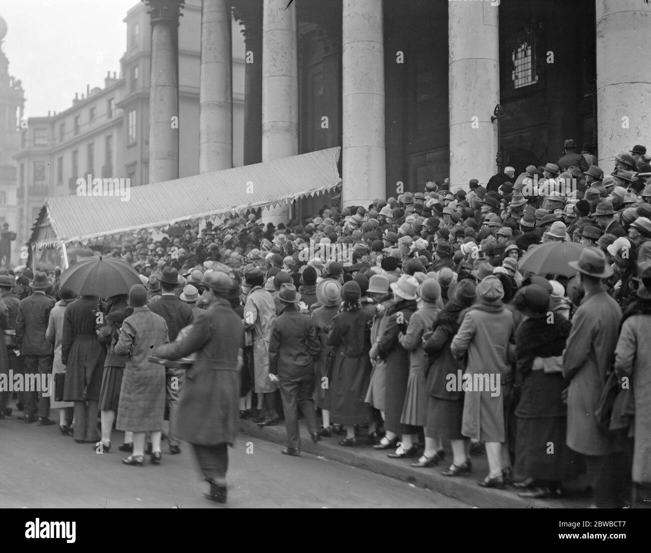 The crowd at the wedding of Lord Weymouth and the Honourable Daphne Vivian at St Martin 's in the Fields . 27 October 1927 Stock Photo