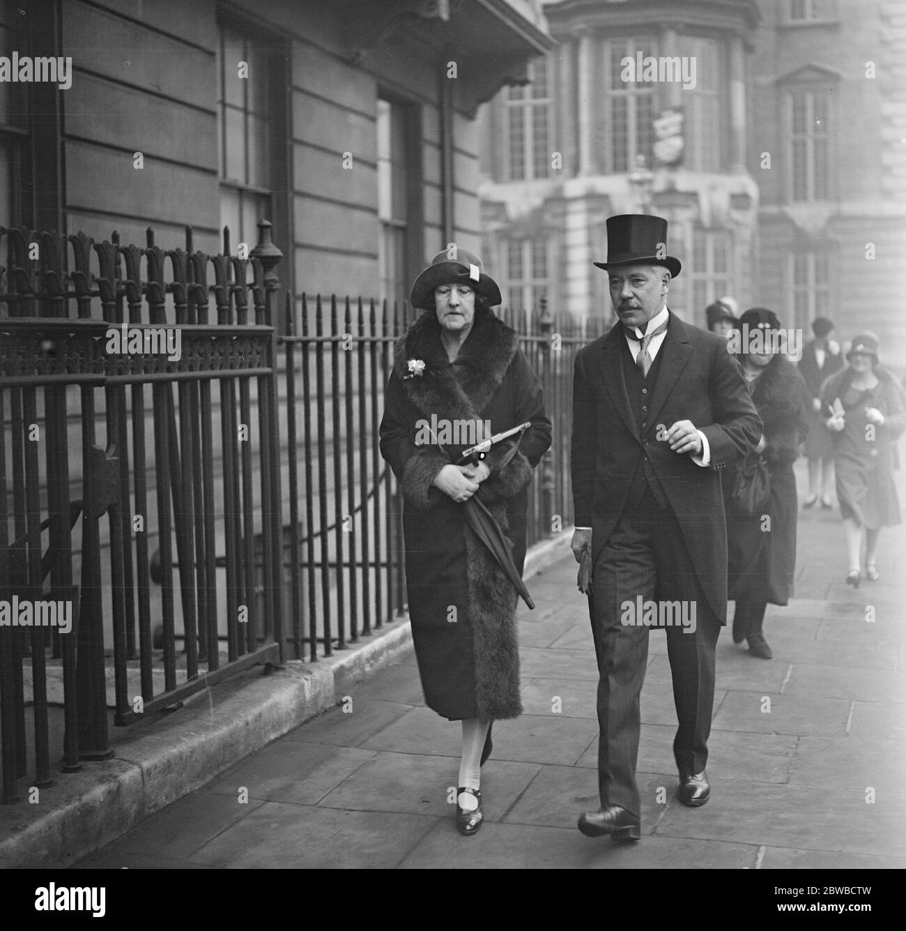 Woman 1920 coat hi-res stock photography and images - Alamy
