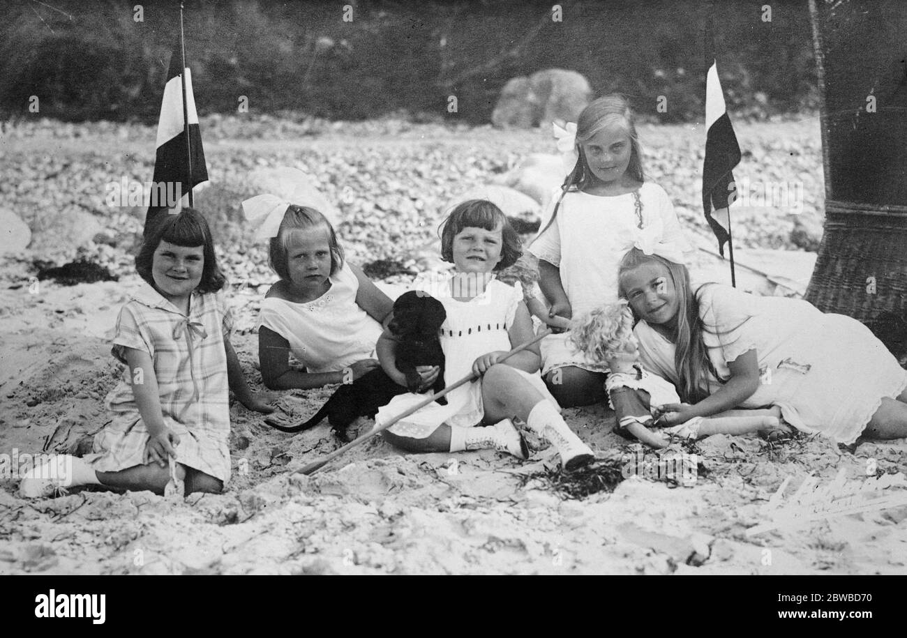 The ex Crown Prince of Germany 's daughters . Photographed at the sea side with their cousins , the children of the ex ruling Grand Duke Friedrich Franz IV of Mecelensburg Schweirn . 9 May 1927 Stock Photo