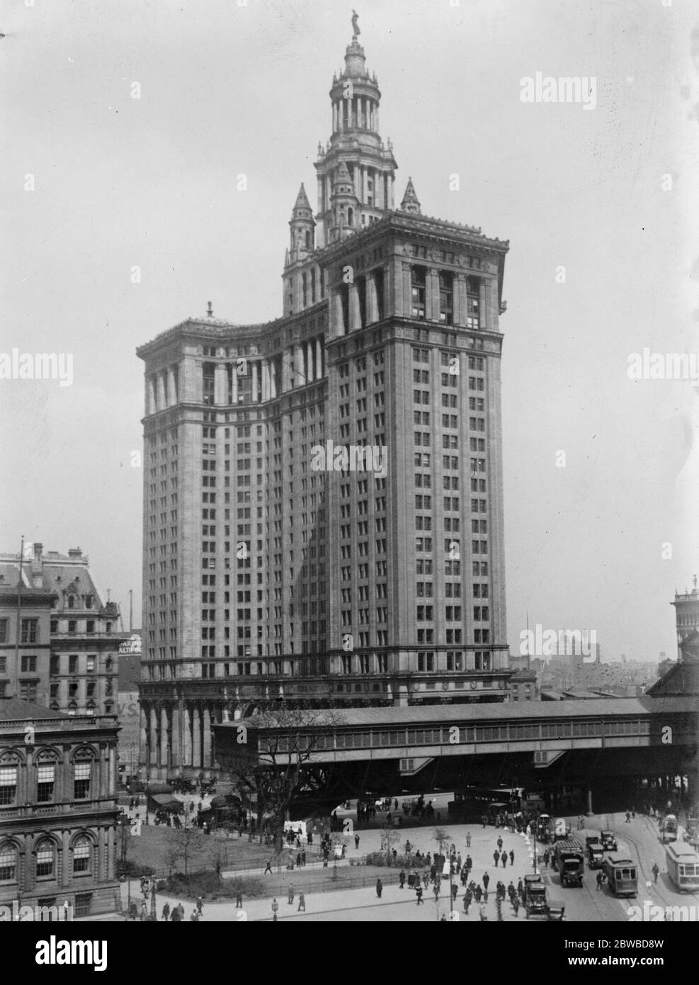 Plot to blow up the heart of New York . It is reported that a bomb was found on a window ledge of the County Court house , but was fortunately discovered before it exploded . The Municipal Building , New York . 27 October 1926 Stock Photo
