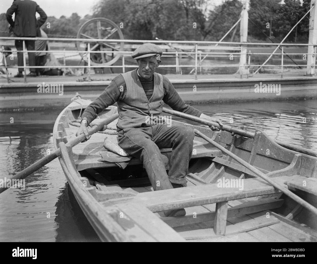 Thames plunge of motor car . The motor car carrying a party of five which plunged into the Thames at Hampton Court , was raised by the police , who found inside the body of Mrs Small . Mr Davourn , a boatman who helped to rescue four of the passengers . 22 May 1924 Stock Photo