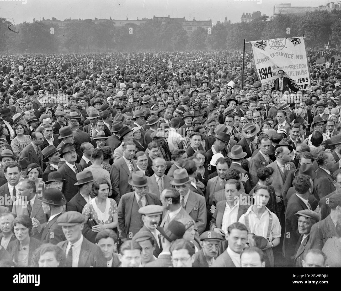 A section of the huge crowd when 30 , 000 Jews assemble in Hyde Park as a demonstration against Nazi persecution of Jews in Germany 20 July 1933 Stock Photo